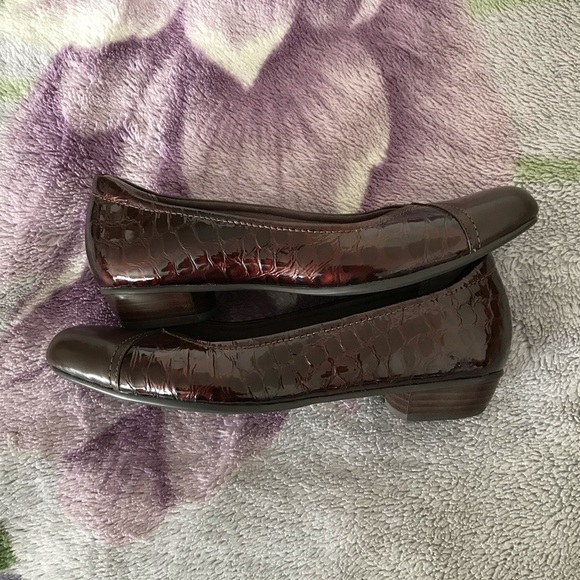 Clarks Women’s Caswell Eternity Leather Pump - Picture 6 of 12